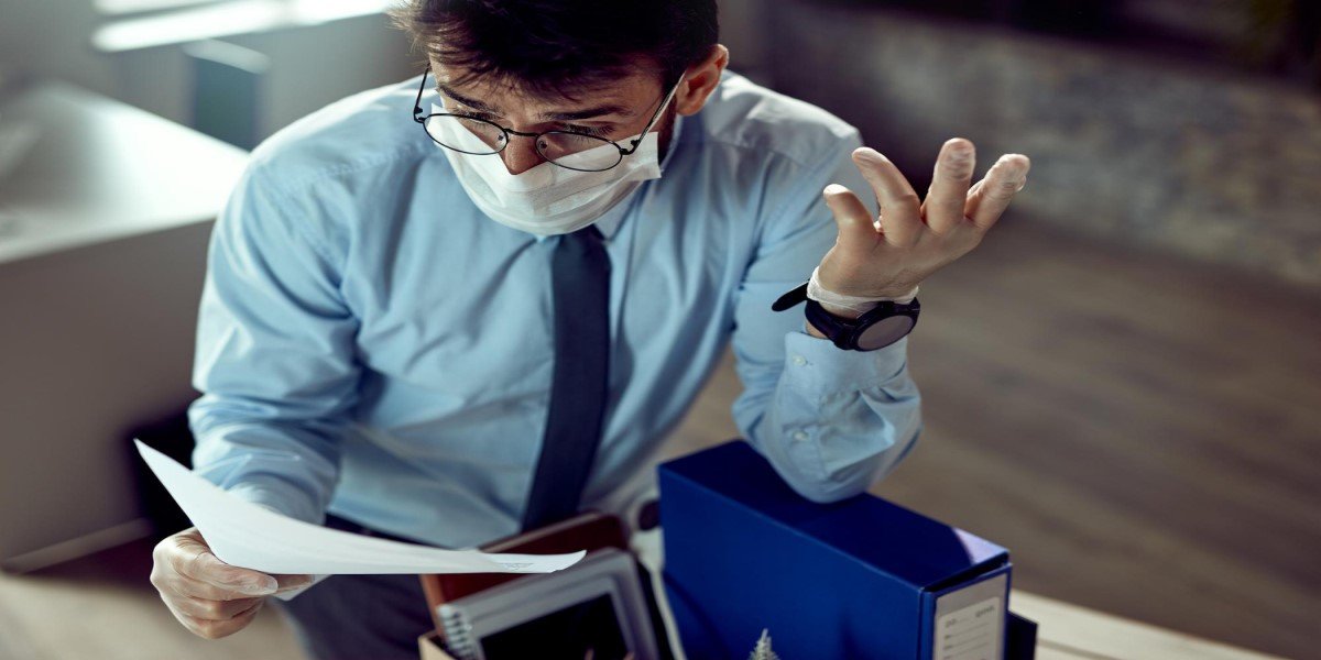 imagem de homem gesticulando em trabalho